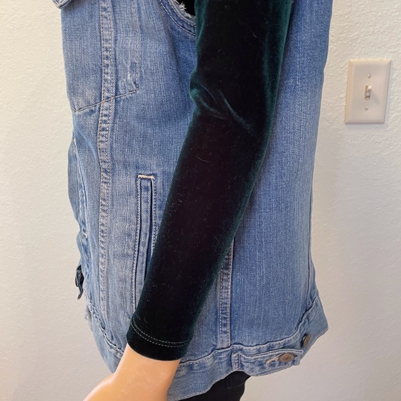 Vintage 90’s oversized medium wash Levi’s vest with pockets and grommet buttons! - Picture 9 of 9